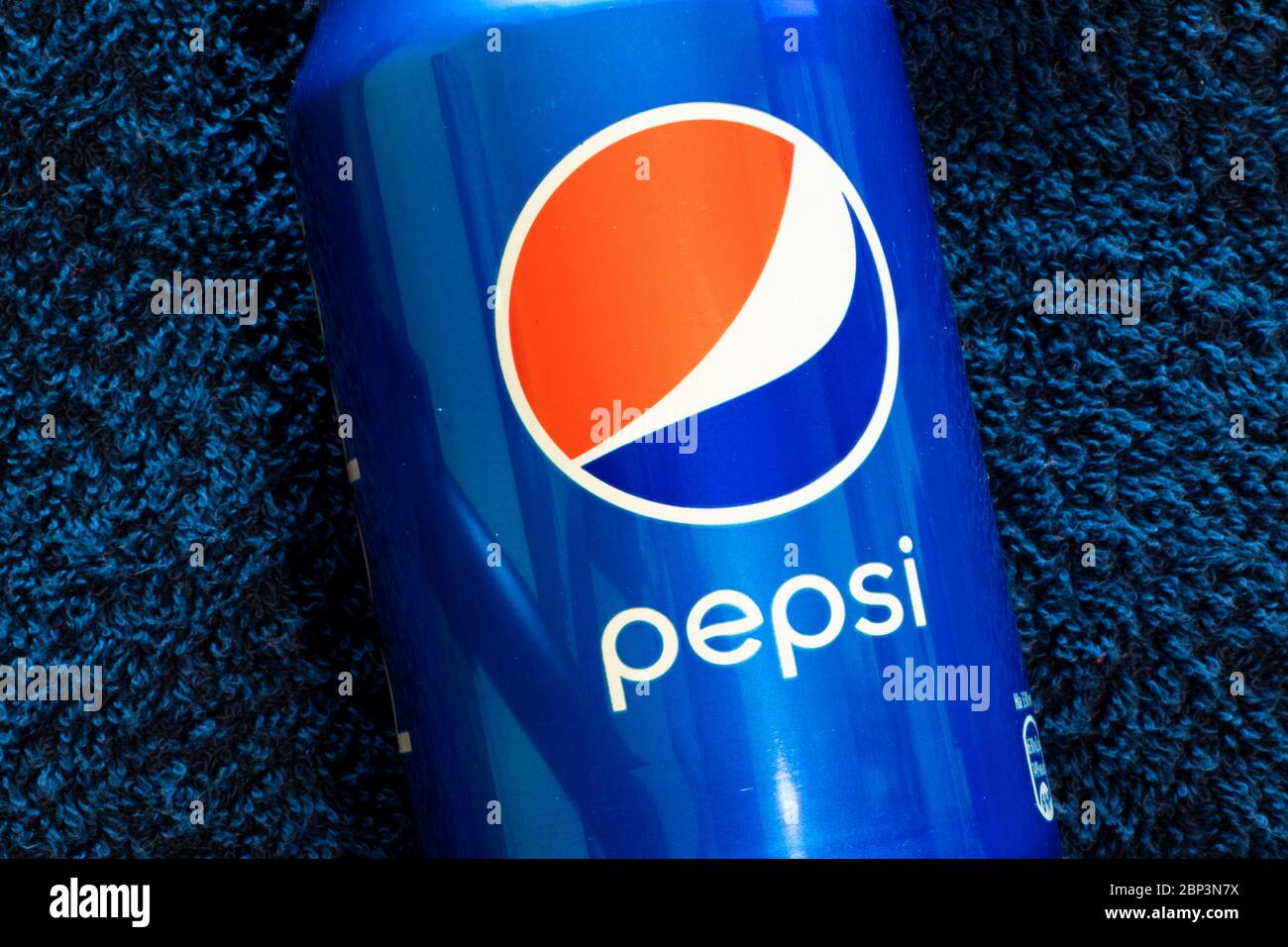 New York, USA - 15 mai 2020 : CAN of Pepsi vue rapprochée. Logo de la marque, Editorial Banque D'Images