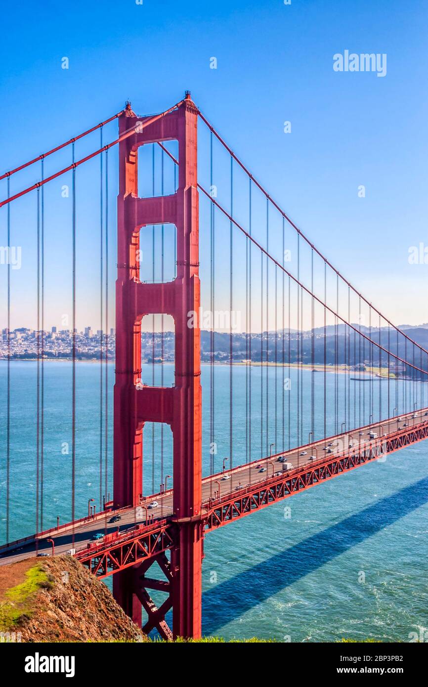 Golden Gate Bridge à San Francisco, Californie. Le Golden Gate Bridge est un pont suspendu qui enjambe le détroit du Golden Gate. Banque D'Images