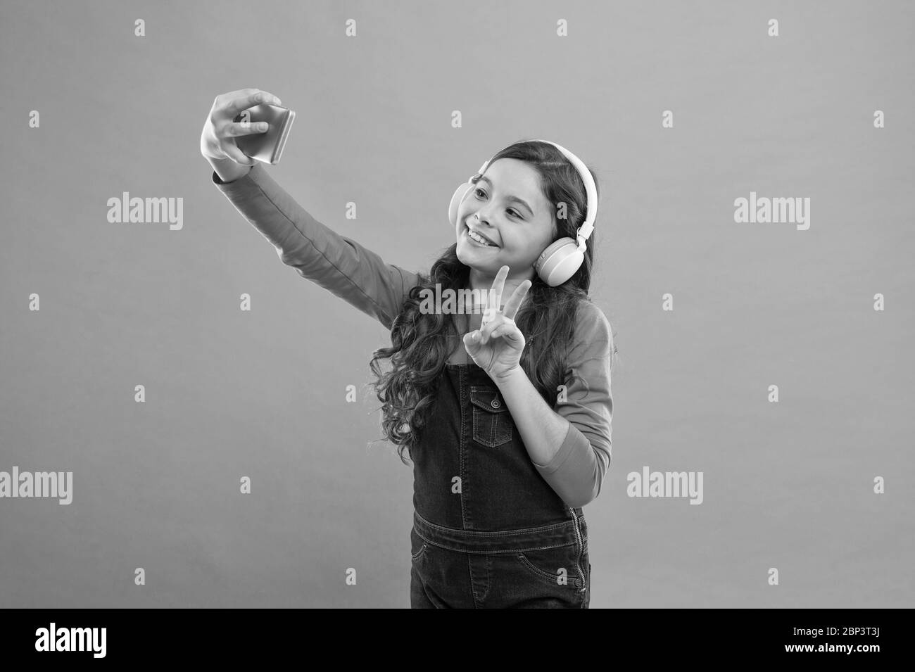 Bonjour tout le monde. Appel vidéo. Petite fille enfant avec smartphone. Petite fille utilisant le téléphone portable. Apprentissage des enfants nouvelle technologie. Utilisateur de la technologie mignonne de téléphone mobile. Visionnage de vidéos sur un appareil mobile. Banque D'Images