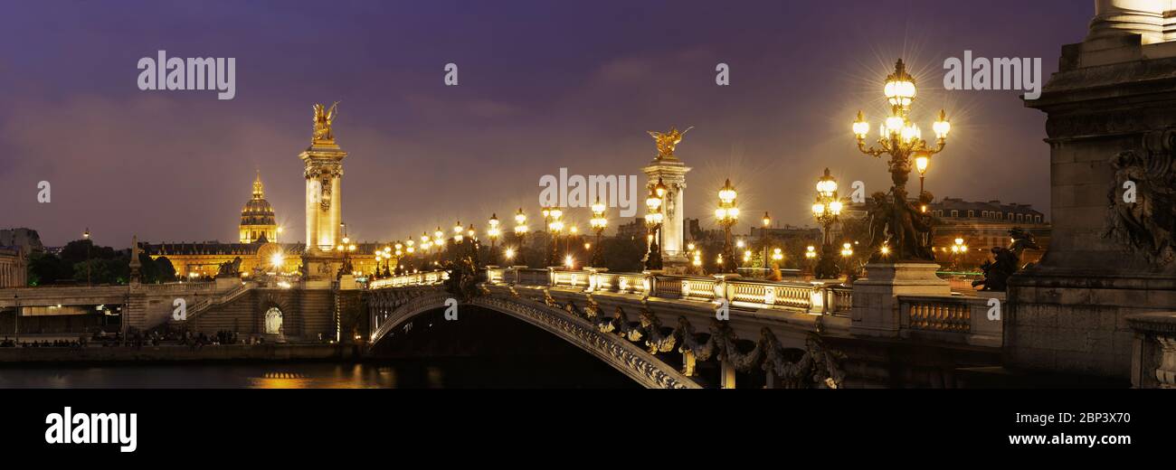 Pont Alexandre III nuit vue panorama avec le tombeau de Napoléon à Paris, France. Banque D'Images