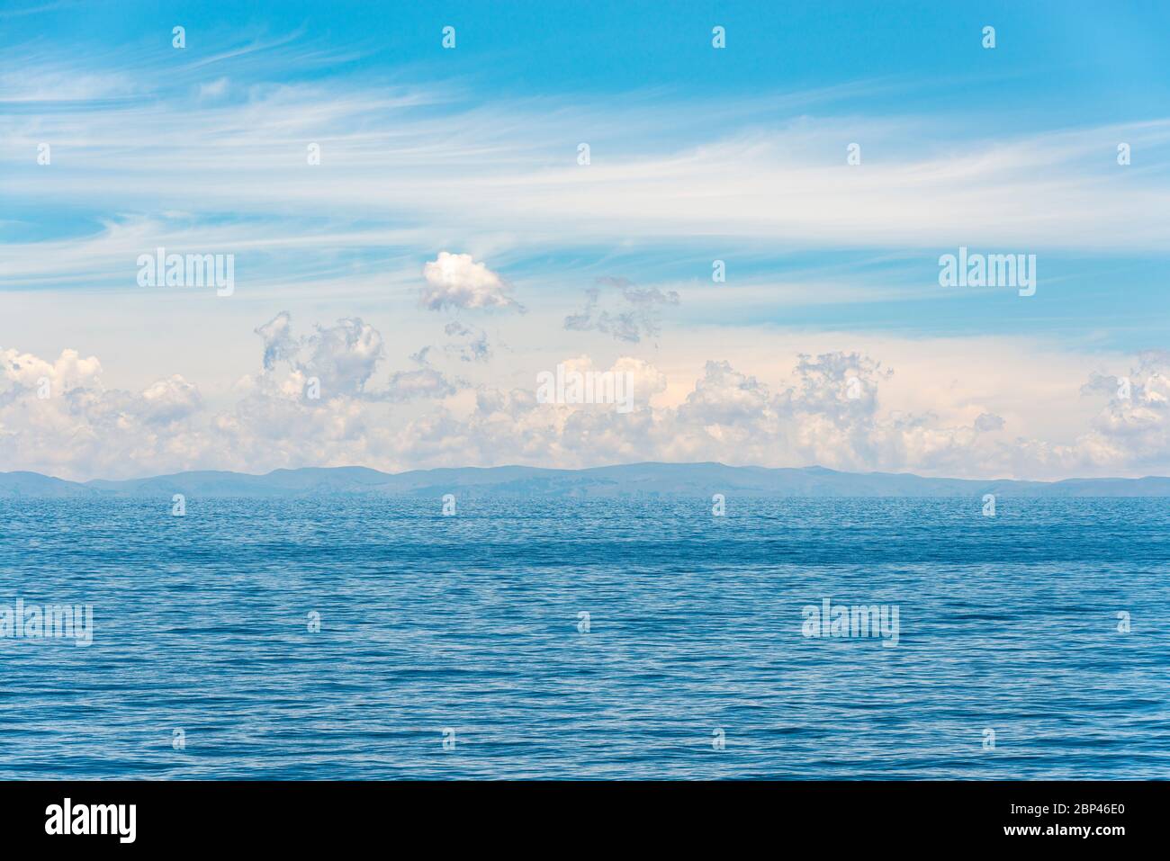 Paysage bleu des eaux avec les Andes à l'horizon, région de Puno, Pérou. Banque D'Images