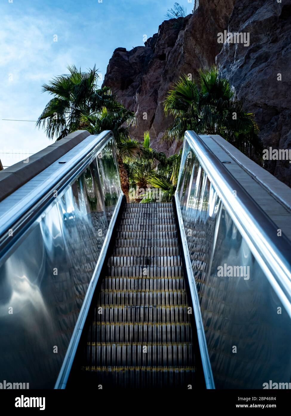 Ascenseur extérieur au barrage Hoover dans le Black Canyon de la rivière Colorado, comté de Clark, Nevada. Février 2020. Banque D'Images