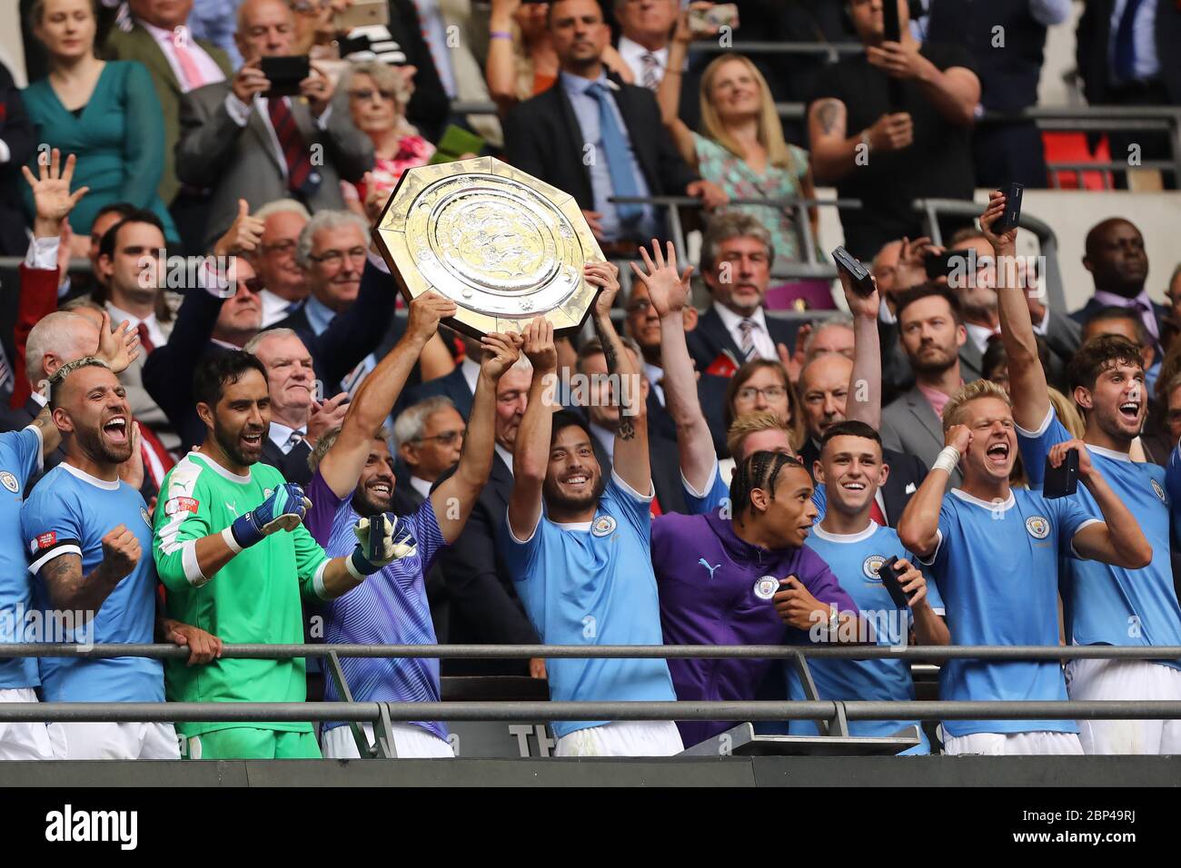 Londres, Royaume-Uni. 4 août 2019. Sergio Aguero et David Silva de Manchester City sont vus lever le Bouclier communautaire FA après le match entre Liverpool et Manchester City au stade Wembley. Crédit : Richard Calver/SOPA Images/ZUMA Wire/Alay Live News Banque D'Images