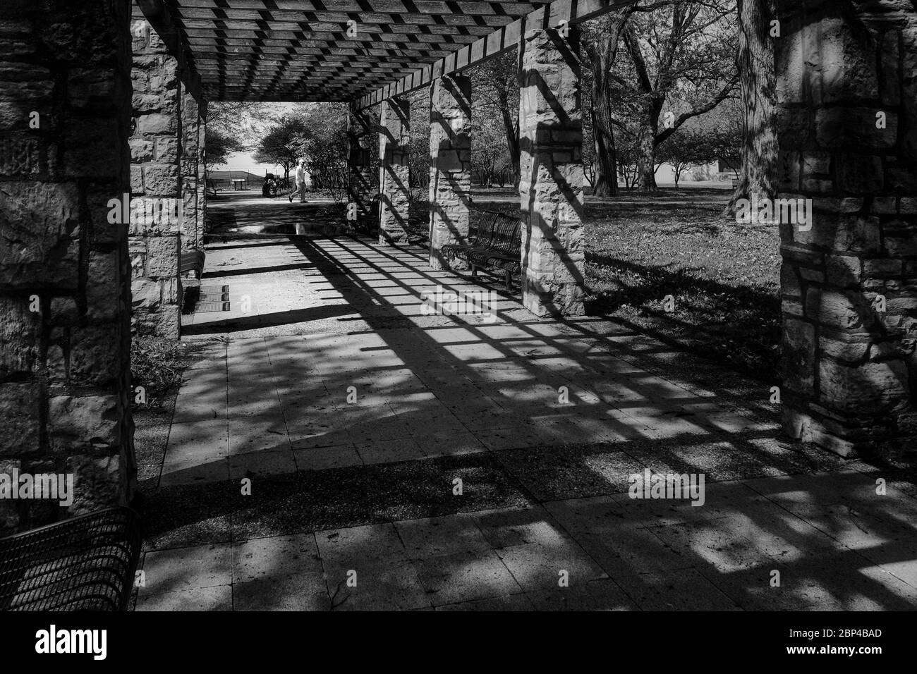 motifs d'ombre provenant du treillis de jardin Banque D'Images