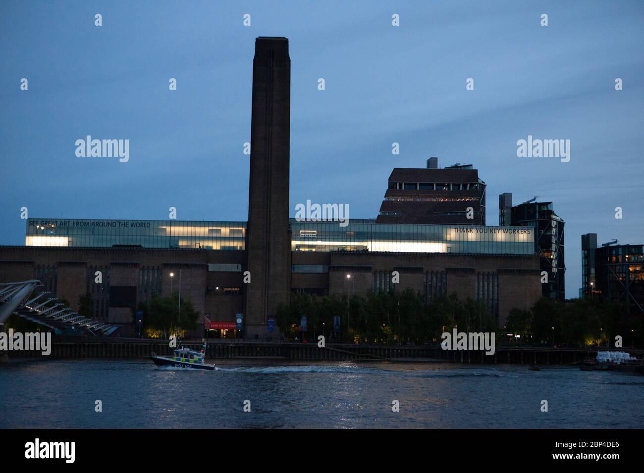 Londres, Royaume-Uni, 17 mai 2020 : un bateau de police passe Tate Modern, qui affiche « Merci les employés clés » pour honorer le personnel du NHS et les autres travailleurs de soins et les principaux travailleurs de première ligne. Anna Watson/Alay Live News Banque D'Images