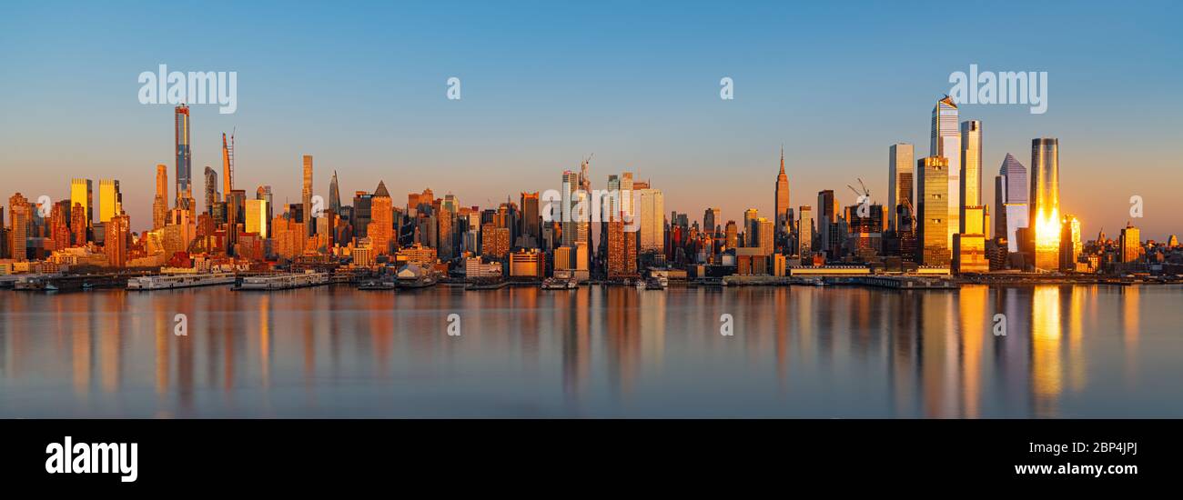Horizon du centre-ville de New York avec architecture vue depuis le New Jersey Banque D'Images