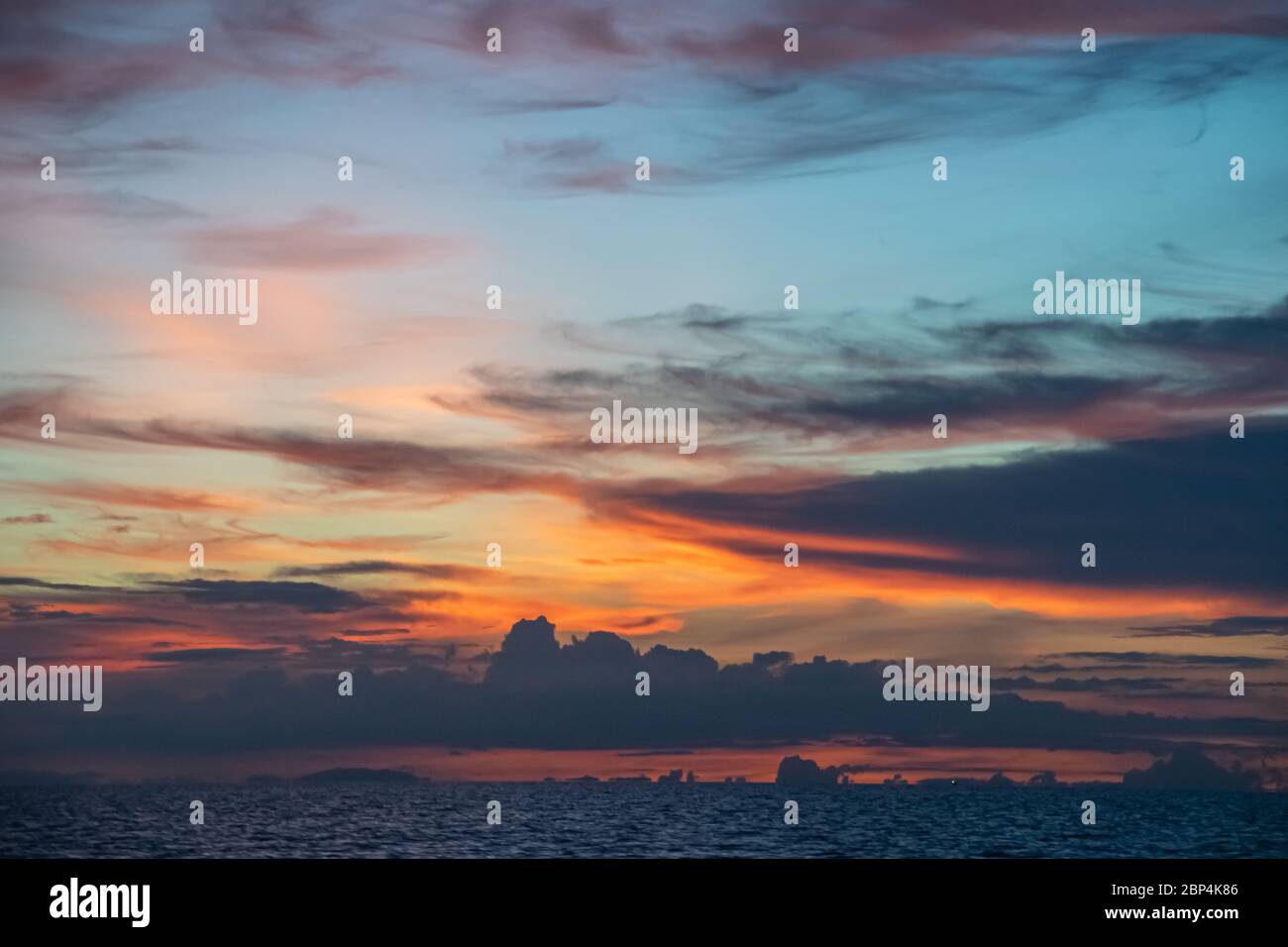 vue panoramique sur le coucher du soleil depuis la mer Banque D'Images