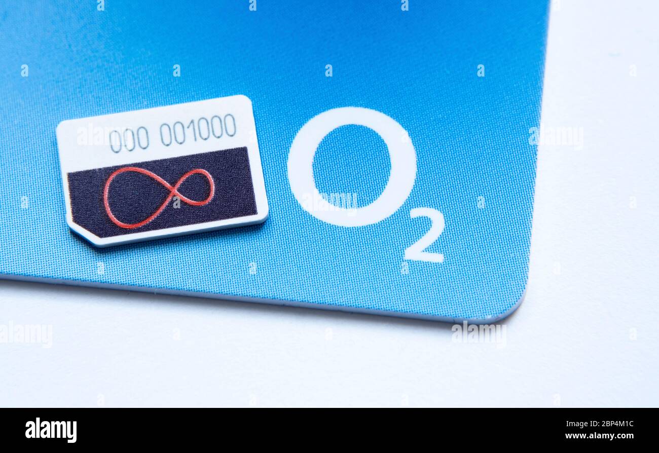 Stone / Royaume-Uni - Mai 17 2020: Cartes SIM Virgin Media et O2 avec logos pour appareils mobiles. Concept de fusion des deux sociétés de télécommunications. Ma Banque D'Images