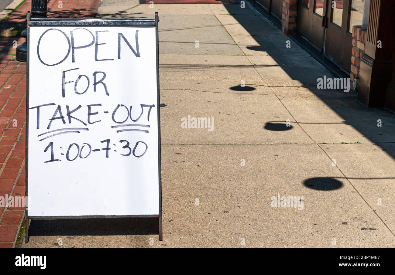 Un panneau sur un trottoir indiquant aux gens qu'un restaurant est ouvert pour les repas à emporter uniquement en raison de la pandémie du coronavirus COVID-19. Banque D'Images Un panneau sur un trottoir indiquant aux gens qu'un restaurant est ouvert pour les repas à emporter uniquement en raison de la pandémie du coronavirus COVID-19. Banque D'Images