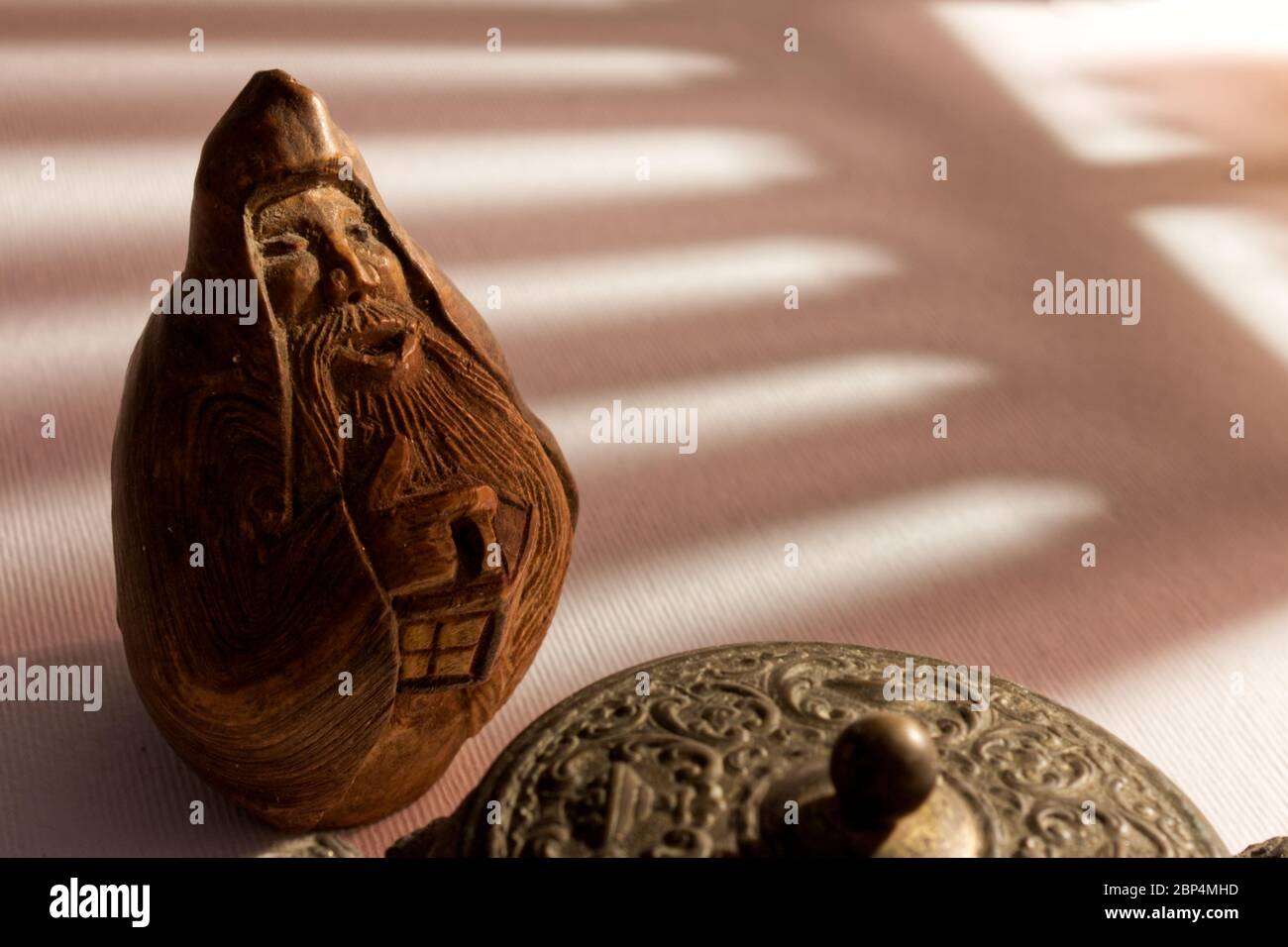 statue en bois sculpté d'un gnome avec lanterne faisant une potion Banque D'Images