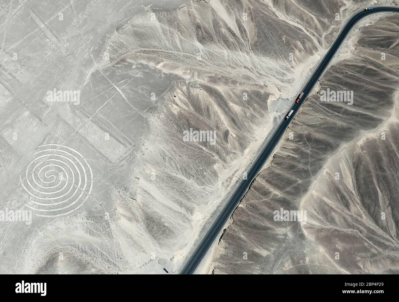 Les camions sur la route Panamericana (Pan-American) approchent les lignes de Nazca figure de la spirale, Pérou Banque D'Images