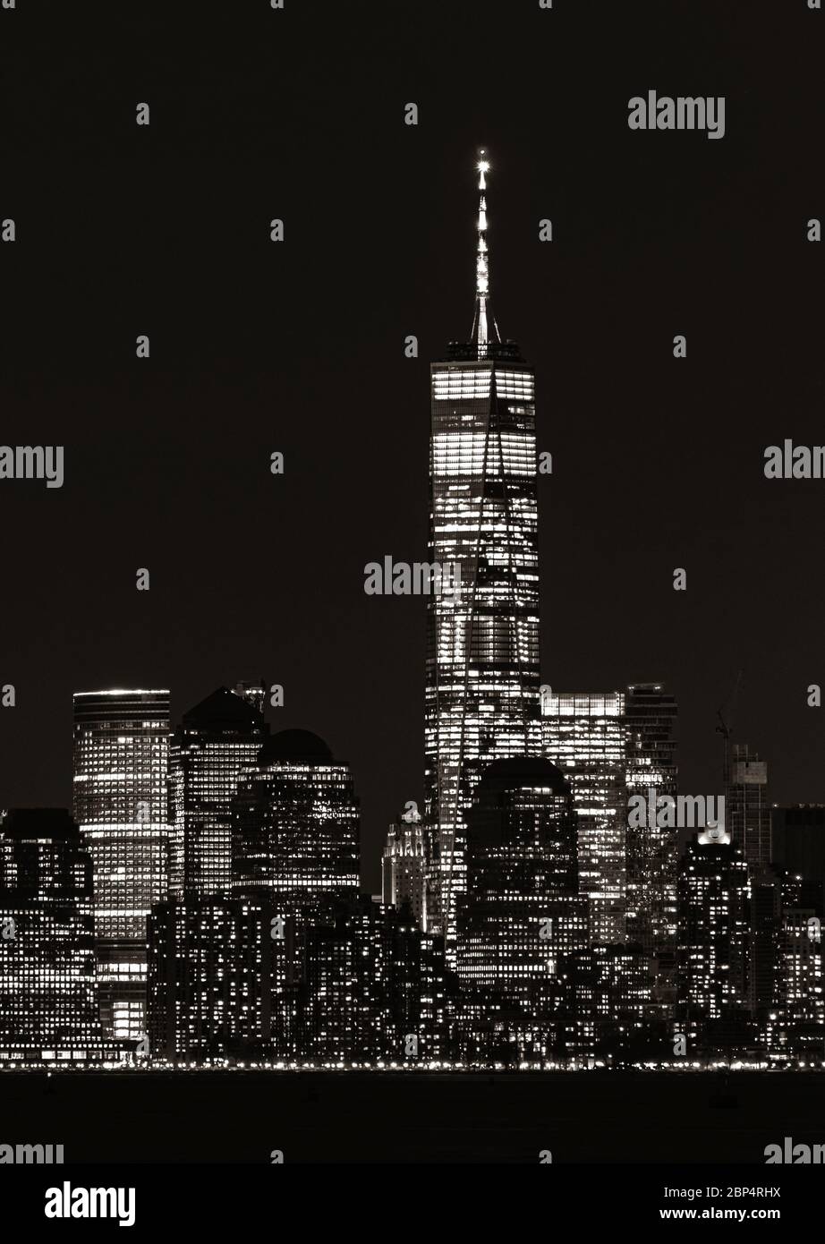 Horizon du centre-ville de New York la nuit avec architecture Banque D'Images