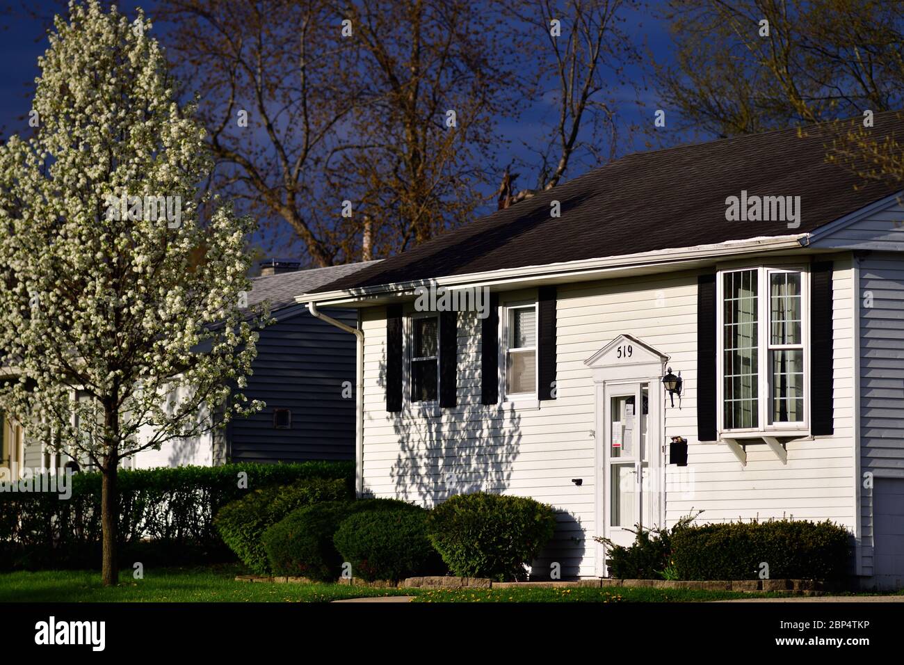 Streamwood, Illinois, États-Unis. Peu après une tempête de printemps en fin d'après-midi, le ciel s'était dégagé et le soleil s'était allumé dans les maisons. Banque D'Images