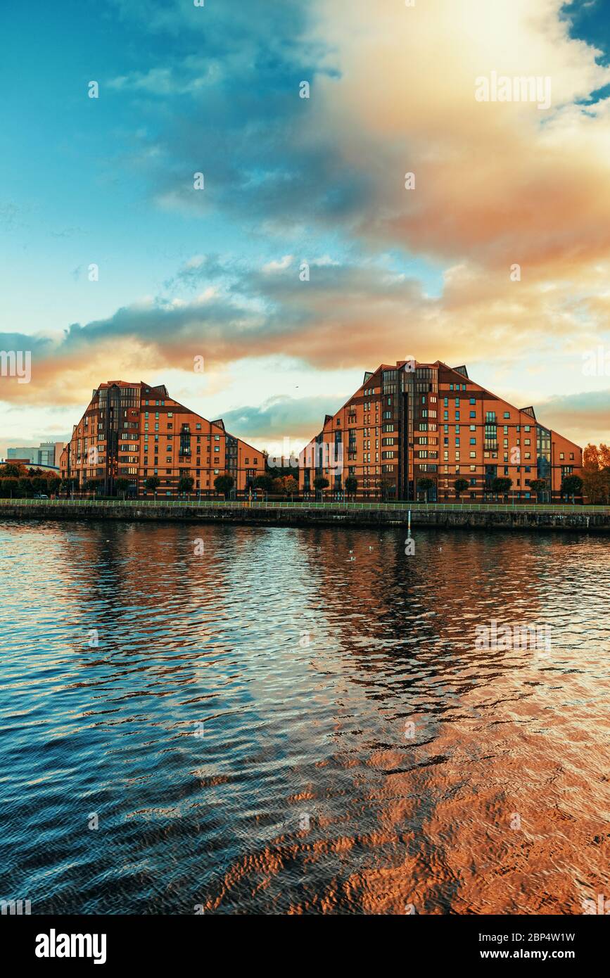 Immeuble d'appartements à Glasgow au coucher du soleil en Écosse, Royaume-Uni Banque D'Images