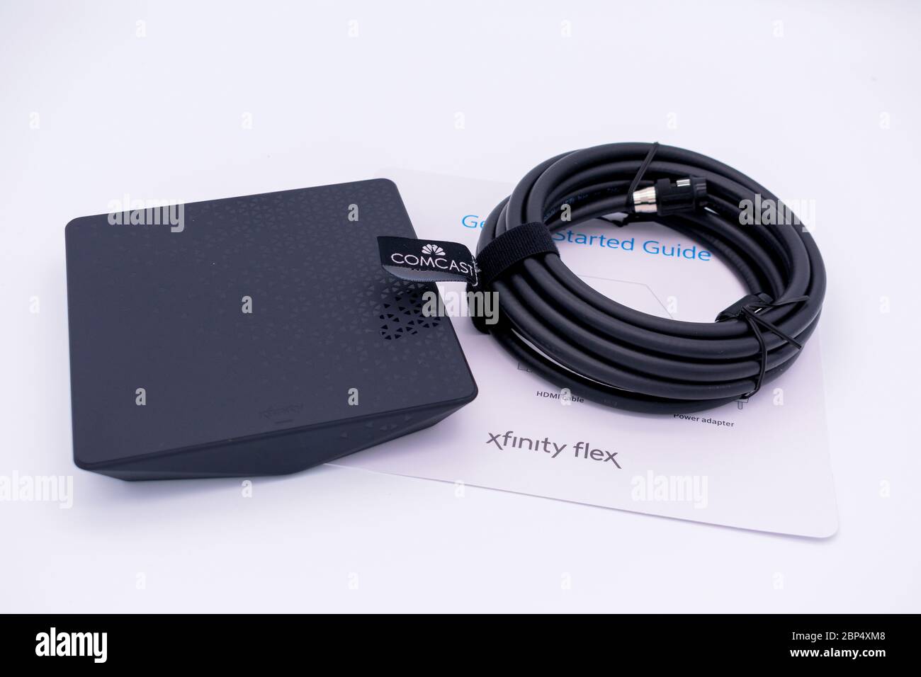 XFINITY Flex Streaming TV Box, câble coaxial Comcast et fond blanc - San Jose, CA, USA - 2020 Banque D'Images