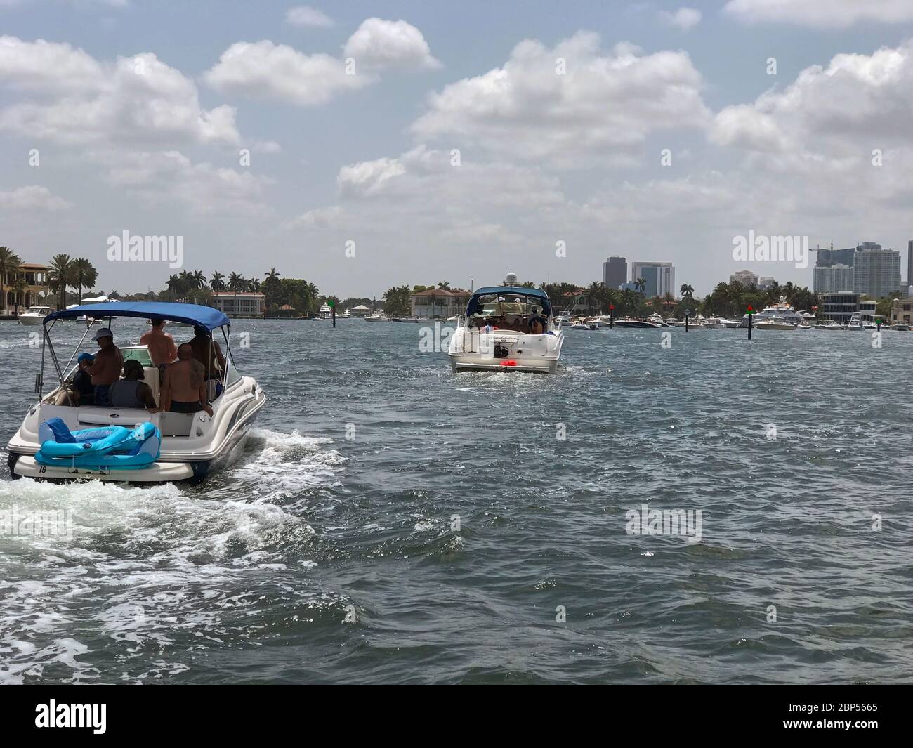 Les bateaux affluent sur les voies navigables intercôtières tandis que les gens célèbrent le début de l'été et les vacances du Memorial Day à ft. Lauderdale, Floride, le 26 mai 2019. Banque D'Images