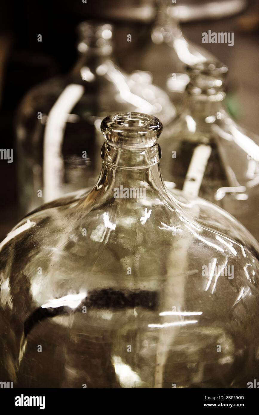 Grandes bouteilles en verre pour le stockage de bière, de vin ou de  spiritueux Photo Stock - Alamy