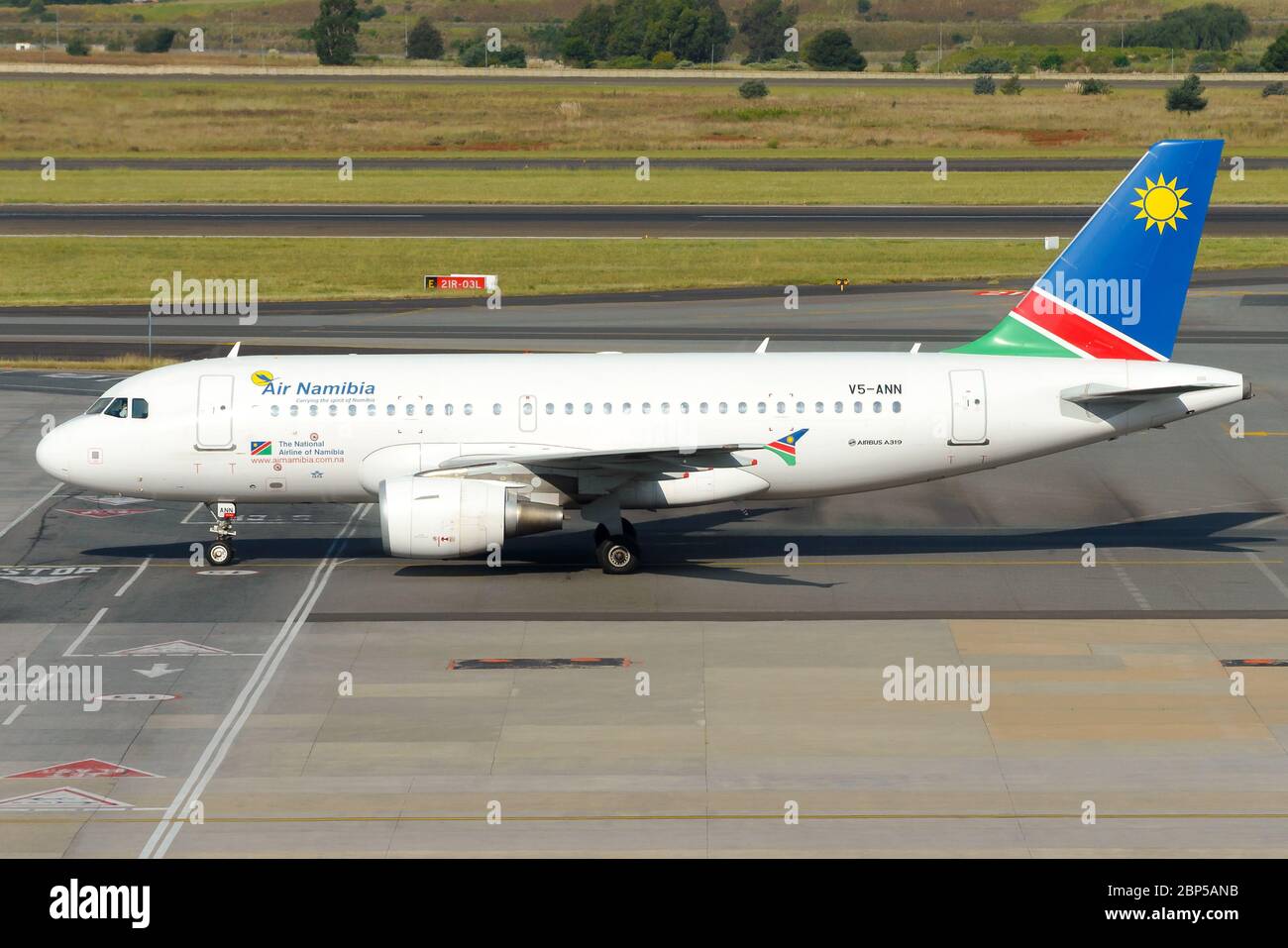 Air Namibia Airbus A319 en train de rouler à l'aéroport international O. R. Tambo de Johannesburg, en Afrique du Sud. Avion enregistré comme V5-ANN. Banque D'Images