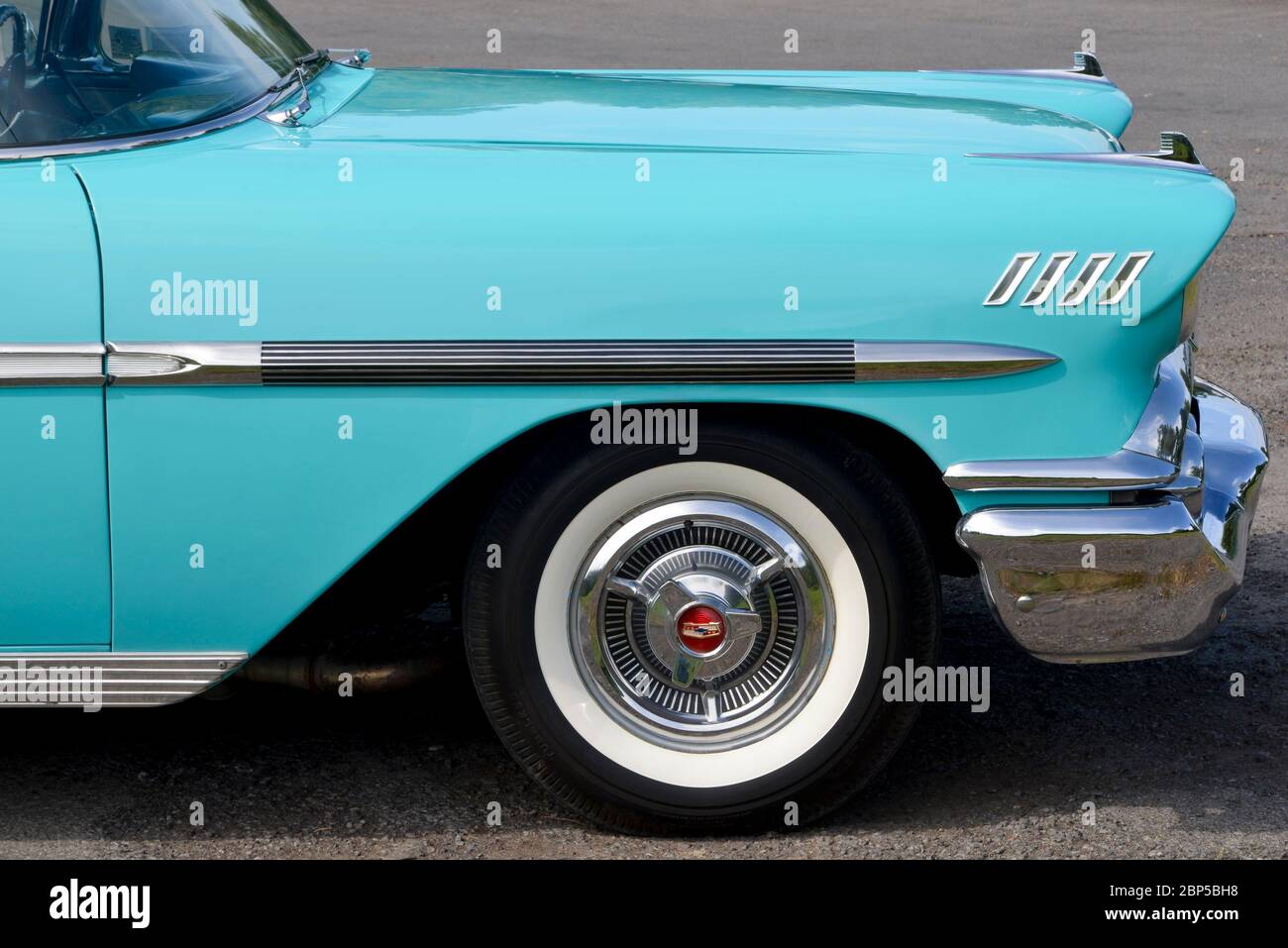 Aile avant de l'Impala 1958 de Chevrolet turquoise Banque D'Images