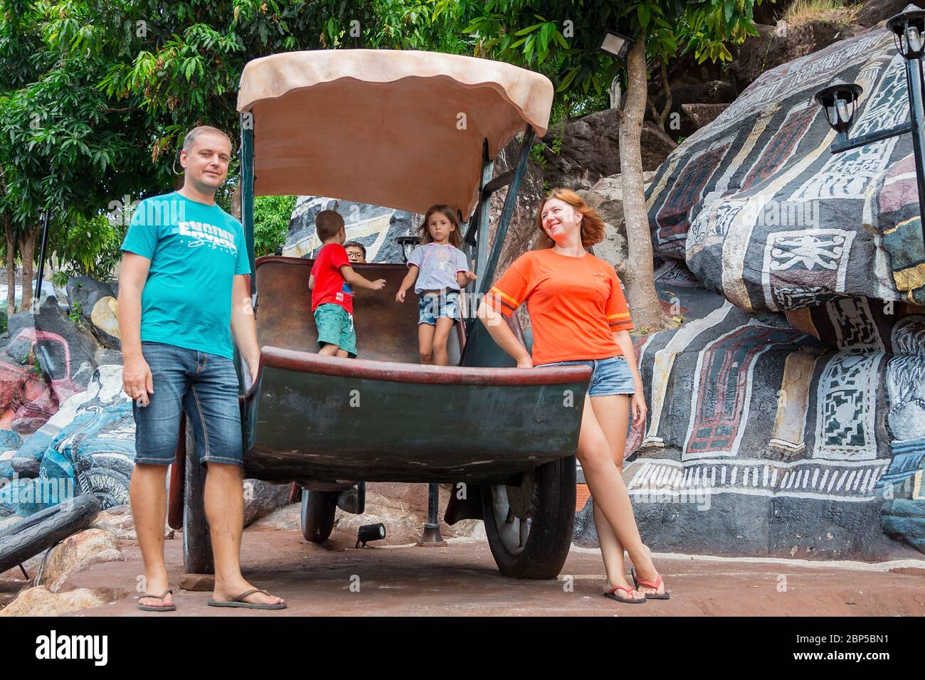 Vietnam, octobre 2019. Parc dans la ville de Nha Trang. Famille heureuse de père, mère et deux enfants, fils et fille de bébé et un autre garçon dans le Banque D'Images