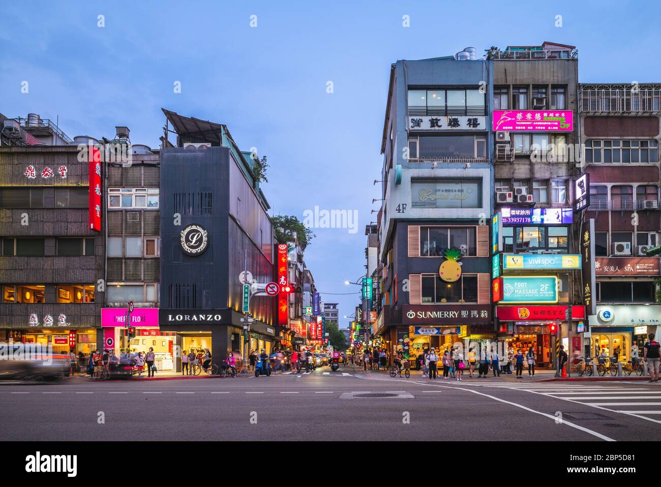 Taipei, Taïwan - 13 mai 2020: Marché nocturne de Yongkang Street, célèbre pour de nombreux restaurants et en-cas célèbres, tels que des boulettes de taï din, m Banque D'Images