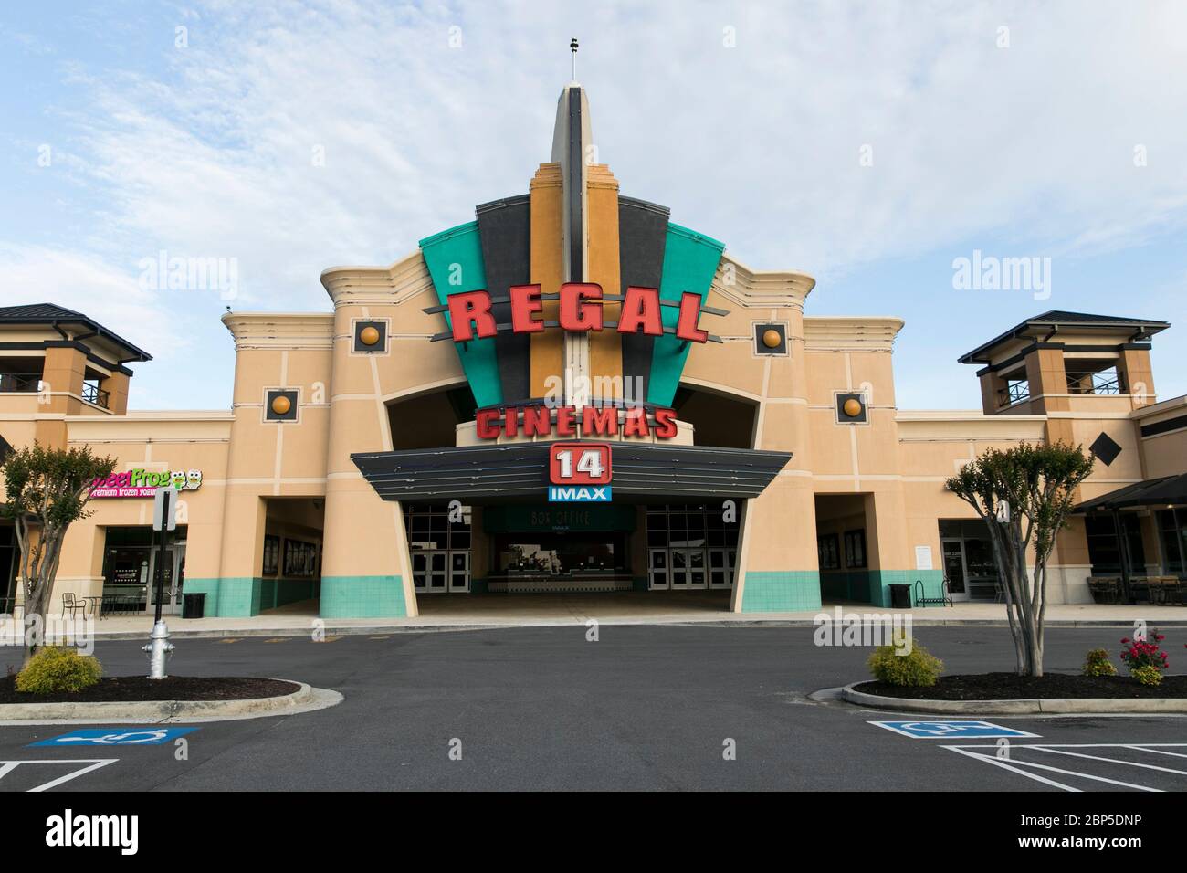 Un logo à l'extérieur d'un cinéma Regal Cinemas situé à Richmond, en Virginie, le 13 mai 2020. Banque D'Images