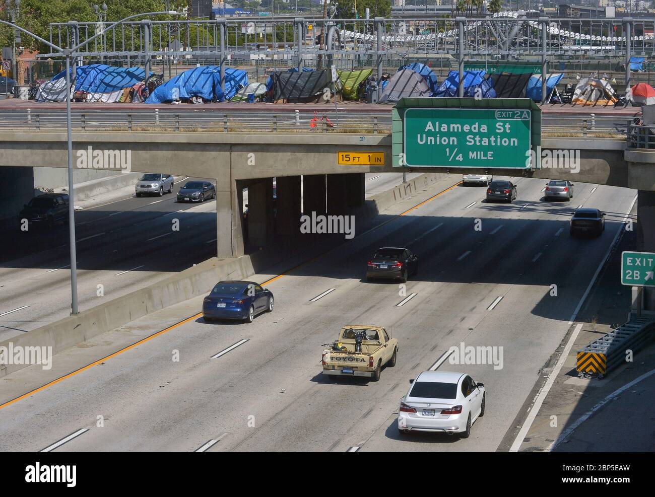 Un campement pour sans-abri est photographié sur un pont-carte de la US route 101 dans le centre-ville de Los Angeles le dimanche 17 mai 2020. Un juge fédéral a rendu vendredi une ordonnance préliminaire exigeant que des milliers de personnes sans abri vivant dans des campements sous les passages supérieurs et inférieurs de l'autoroute de Los Angeles, et près des rampes d'entrée et de sortie, soient relocalisées pour des raisons de santé et de sécurité. Les personnes qui vivent sous et autour des passages supérieurs et inférieurs d'autoroutes « sont exposées à des risques de santé publique très élevés en raison de leur situation », a écrit le juge du district américain David carter dans l'ordonnance déposée dans le cadre du gouvernement fédéral de Los Angeles Banque D'Images