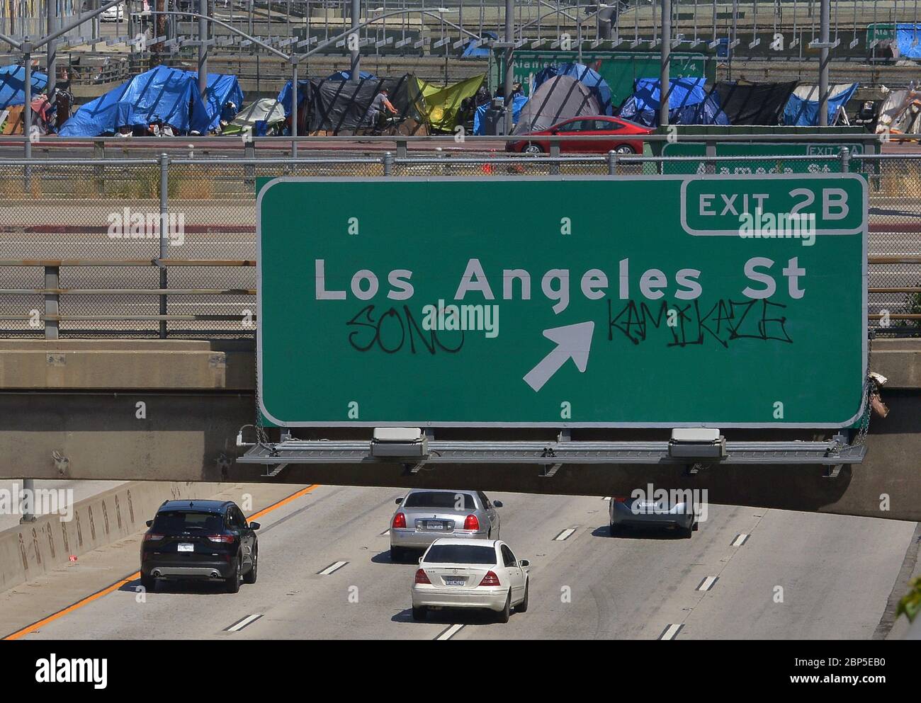 Un campement pour sans-abri est photographié sur un pont-carte de la US route 101 dans le centre-ville de Los Angeles le dimanche 17 mai 2020. Un juge fédéral a rendu vendredi une ordonnance préliminaire exigeant que des milliers de personnes sans abri vivant dans des campements sous les passages supérieurs et inférieurs de l'autoroute de Los Angeles, et près des rampes d'entrée et de sortie, soient relocalisées pour des raisons de santé et de sécurité. Les personnes qui vivent sous et autour des passages supérieurs et inférieurs d'autoroutes « sont exposées à des risques de santé publique très élevés en raison de leur situation », a écrit le juge du district américain David carter dans l'ordonnance déposée dans le cadre du gouvernement fédéral de Los Angeles Banque D'Images