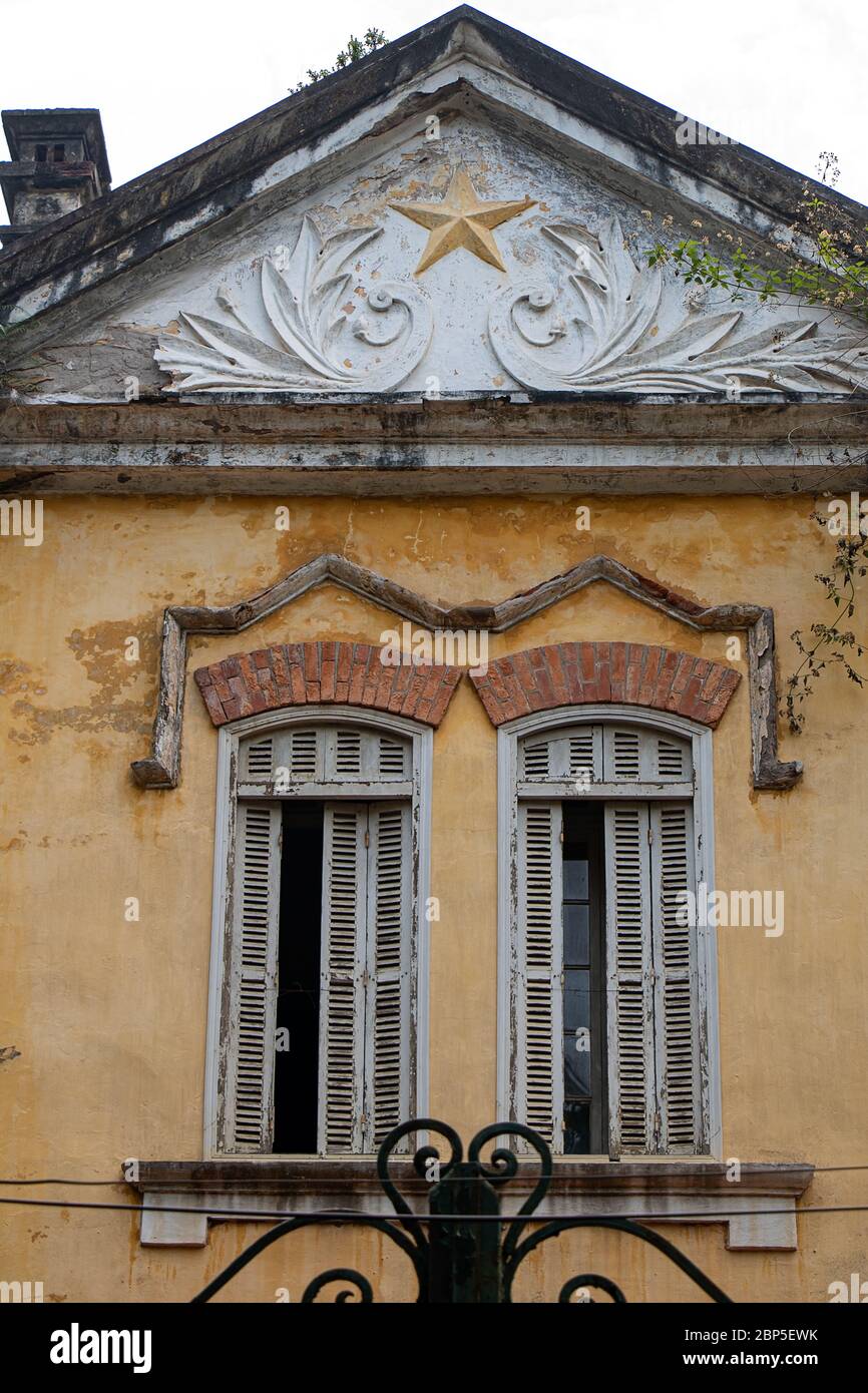 Explosion historique avec étoile symbole communiste sur la façade, Hanoi, Vietnam. Banque D'Images