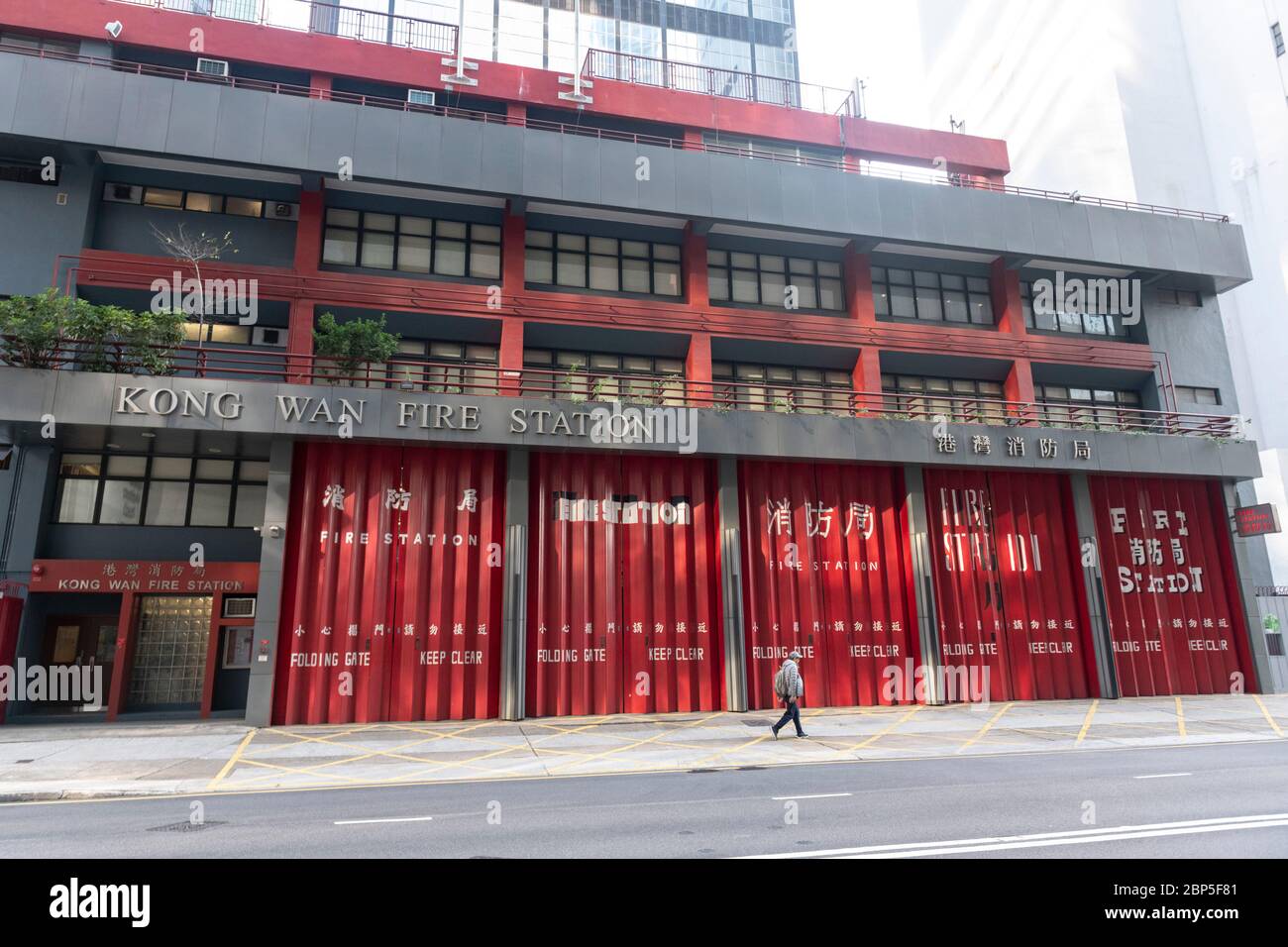 Hong Kong, Chine : 29 janvier 2020. Station de feu WAN Kong dans Harbour Road WAN Chai.les portes rouges fermées de la station de feu WAN Kong avec différentes langues a Banque D'Images