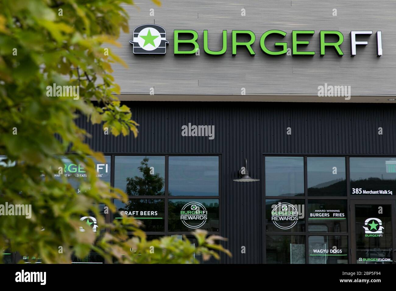 Un logo à l'extérieur d'un restaurant BurgerFi à Charlottesville, en Virginie, le 13 mai 2020. Banque D'Images