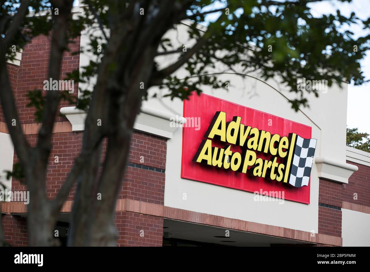 Un logo à l'extérieur d'un magasin de détail Advance Auto Parts à Richmond, en Virginie, le 13 mai 2020. Banque D'Images
