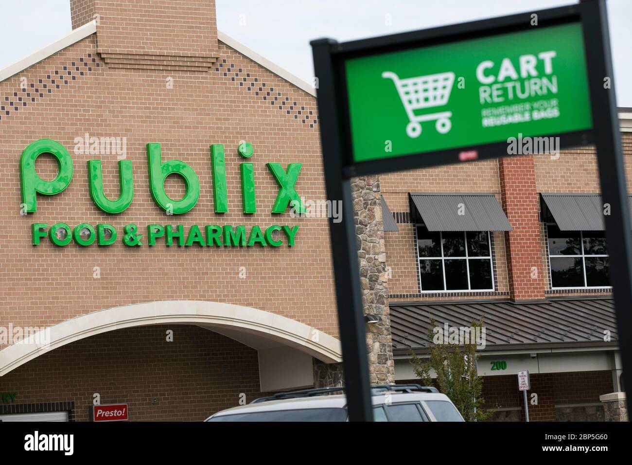 Un logo à l'extérieur d'un magasin d'alimentation de détail Publix Super Markets à Midlothian, en Virginie, le 13 mai 2020. Banque D'Images