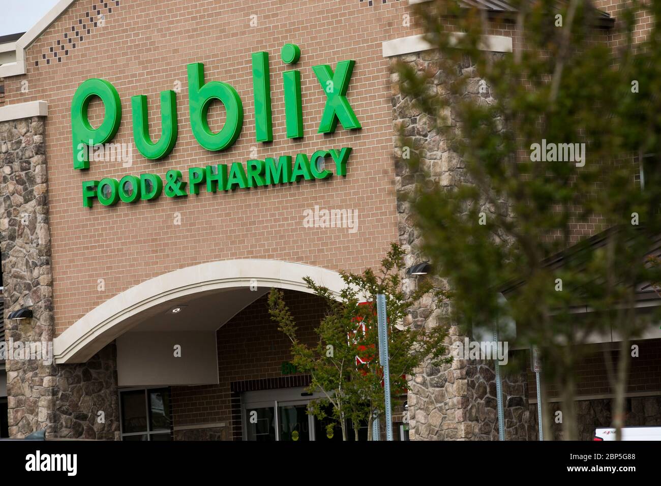 Un logo à l'extérieur d'un magasin d'alimentation de détail Publix Super Markets à Midlothian, en Virginie, le 13 mai 2020. Banque D'Images