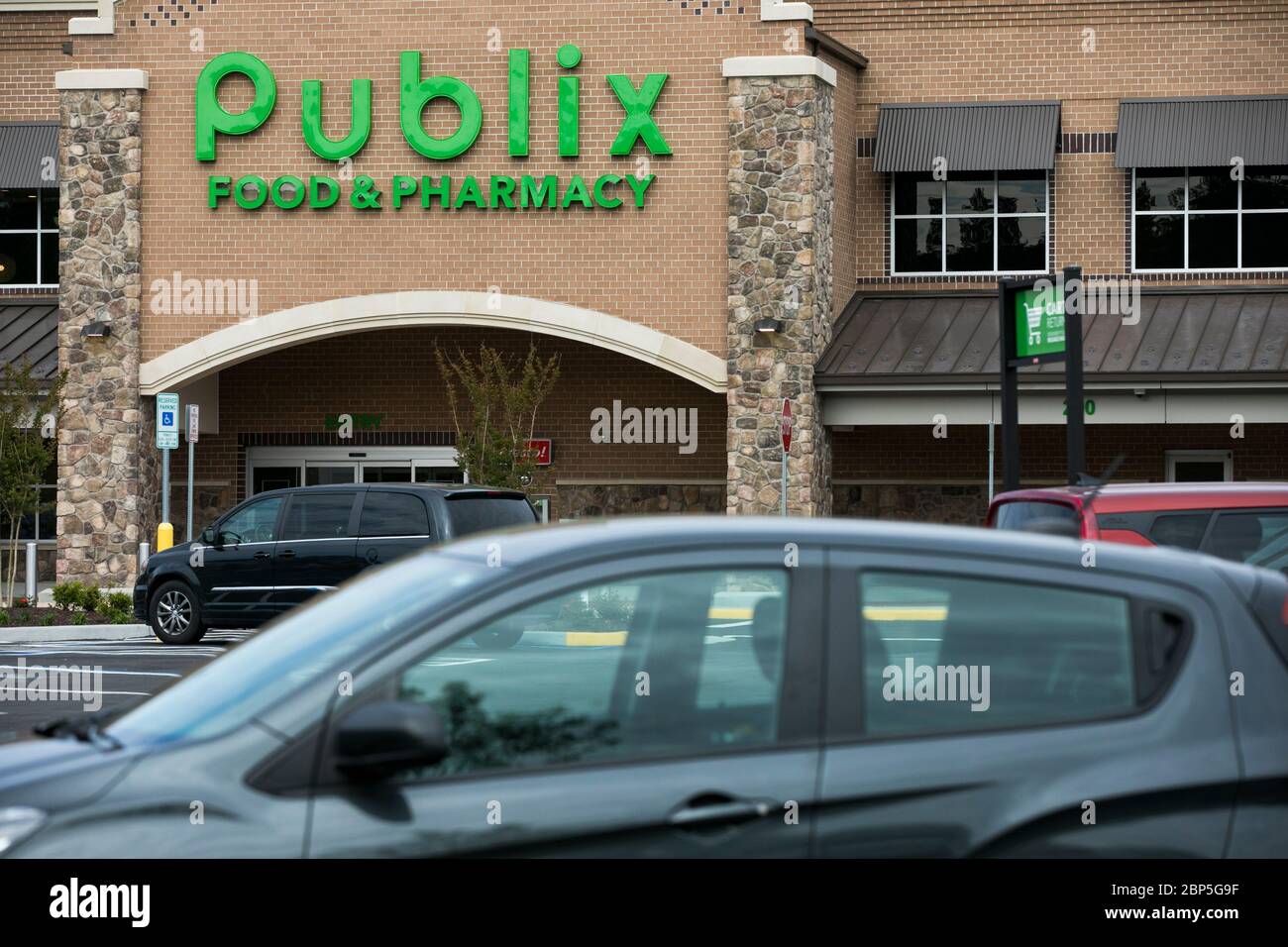 Un logo à l'extérieur d'un magasin d'alimentation de détail Publix Super Markets à Midlothian, en Virginie, le 13 mai 2020. Banque D'Images