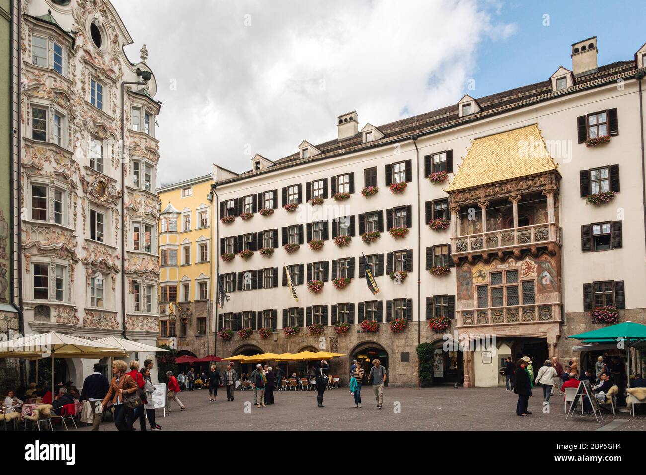 Innsbruck, Autriche - 20 septembre 2015 : Herzog-Friedrich-Strasse, avec Goldenes Dachl, le pavillon doré, Altstadt, Innsbruck, Autriche Banque D'Images