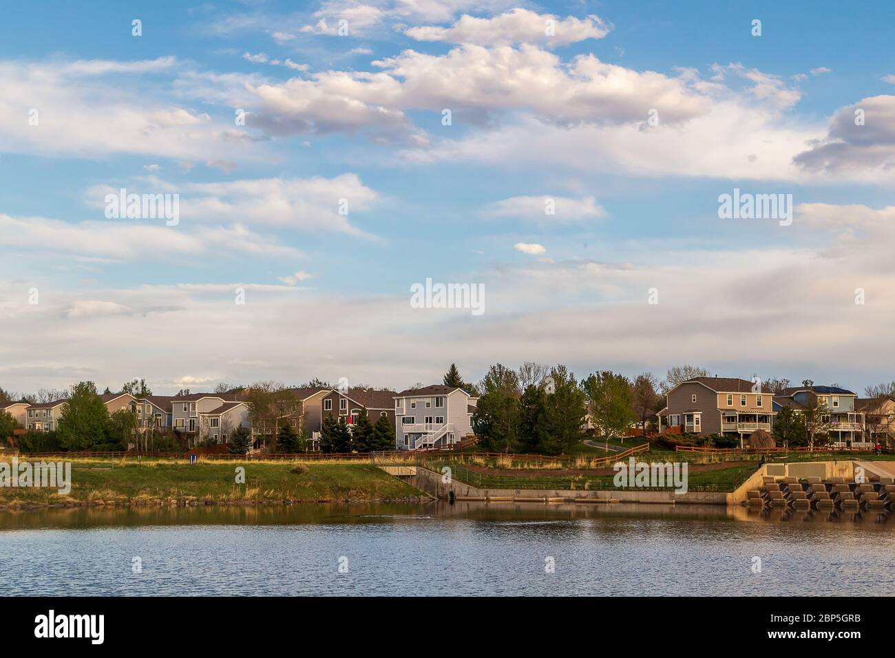 Paysage pittoresque le long du sentier de quartier dans la zone résidentielle de West Tall Gate Creek à Aurora, Colorado Banque D'Images