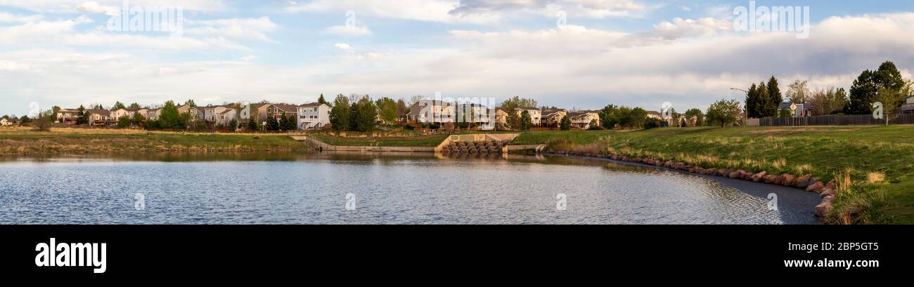 Paysage pittoresque le long du sentier de quartier dans la zone résidentielle de West Tall Gate Creek à Aurora, Colorado Banque D'Images