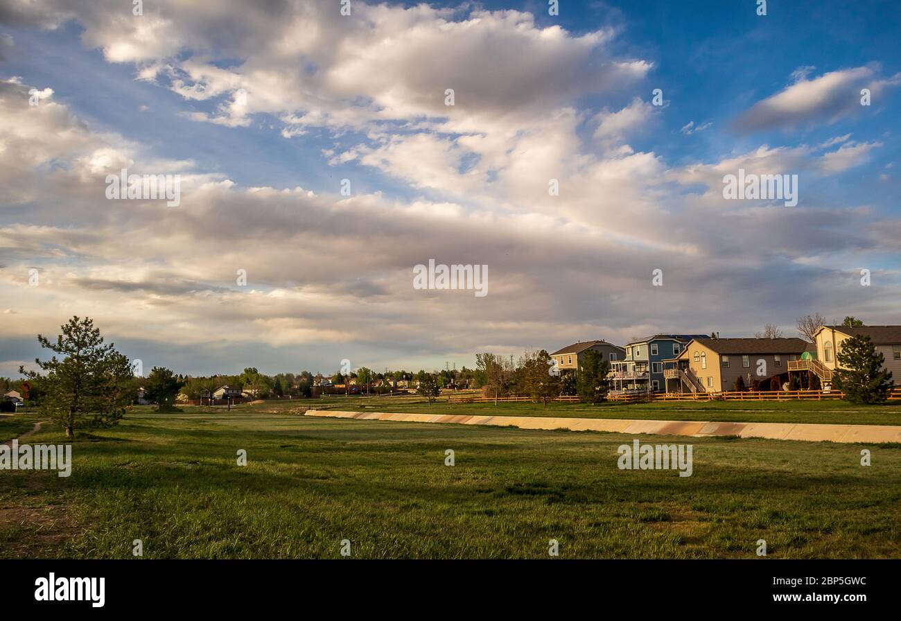 Paysage pittoresque le long du sentier de quartier dans la zone résidentielle de West Tall Gate Creek à Aurora, Colorado Banque D'Images