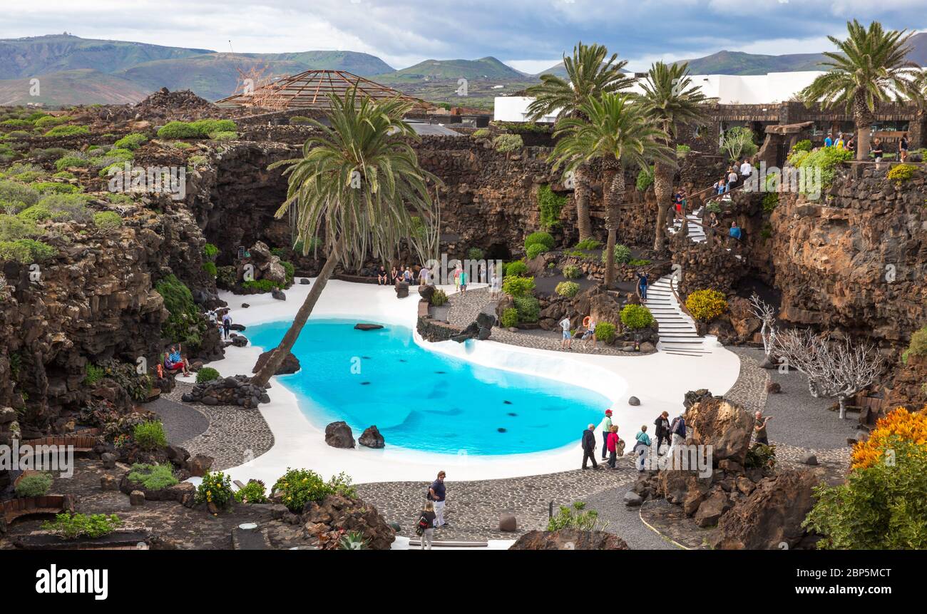 LANZAROTE, ESPAGNE - 29 NOVEMBRE 2016: Les gens à la Jameos del Agua, partie d'un tube de lave de 6Km long qui s'est formé il y a environ 4,000 ans quand le Montana Banque D'Images