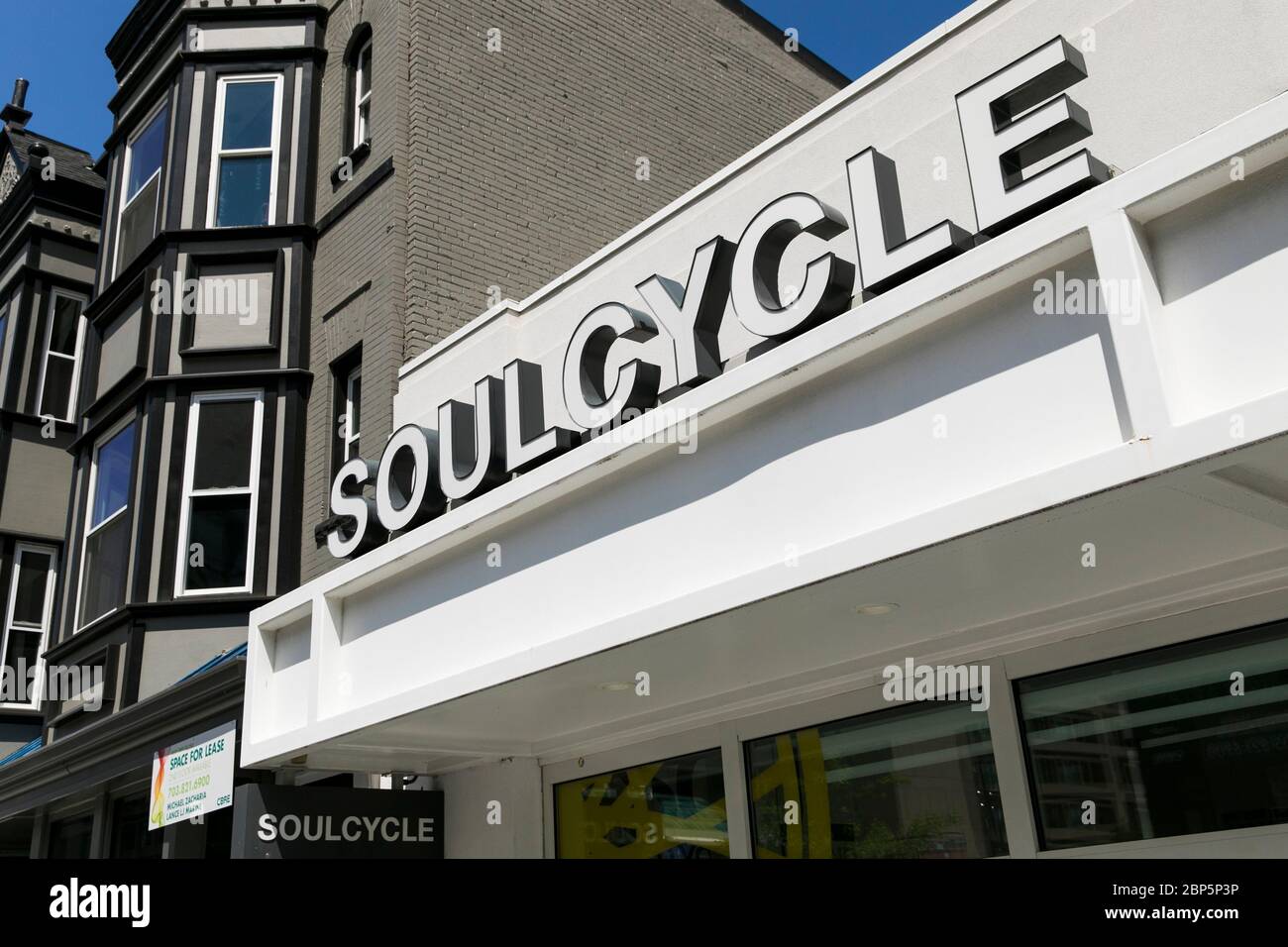Un logo à l'extérieur d'un emplacement de SoulCycle à Washington, D.C., le 12 mai 2020. Banque D'Images