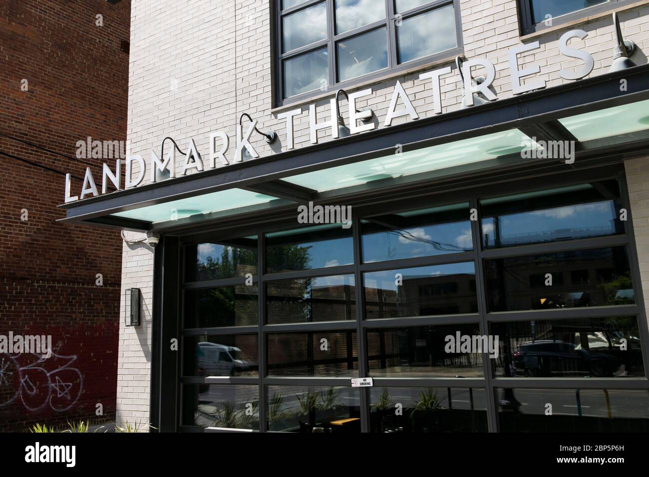 Un logo à l'extérieur d'un cinéma Landmark Theaters à Washington, D.C., le 12 mai 2020. Banque D'Images