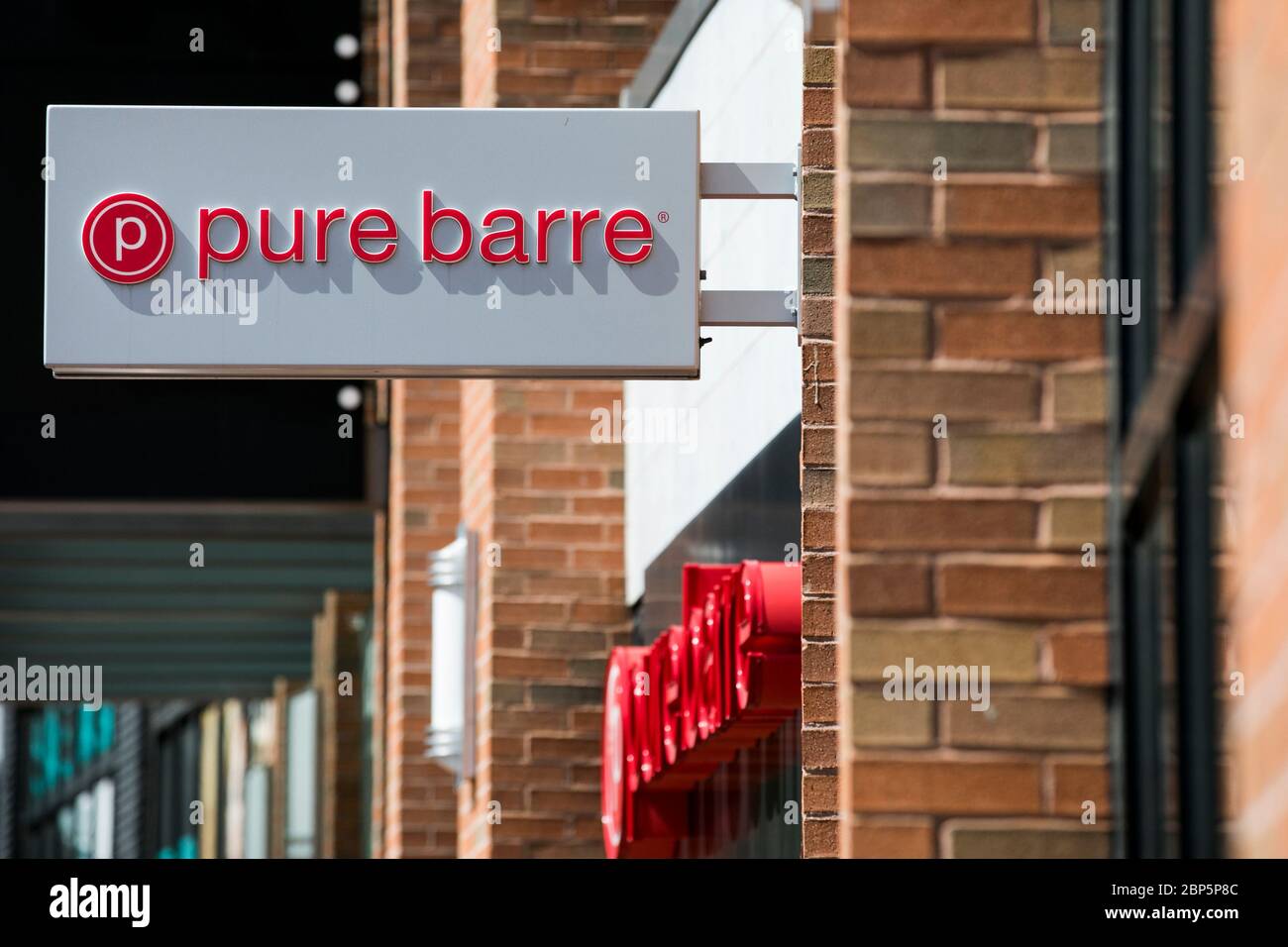 Un logo à l'extérieur d'un emplacement Pure barre à Silver Spring, Maryland, le 12 mai 2020. Banque D'Images