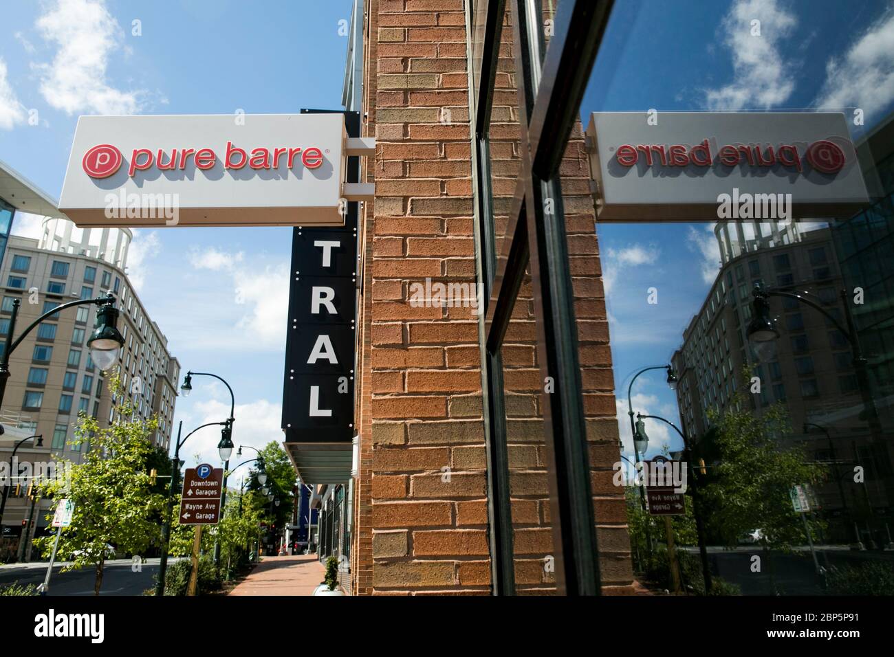 Un logo à l'extérieur d'un emplacement Pure barre à Silver Spring, Maryland, le 12 mai 2020. Banque D'Images