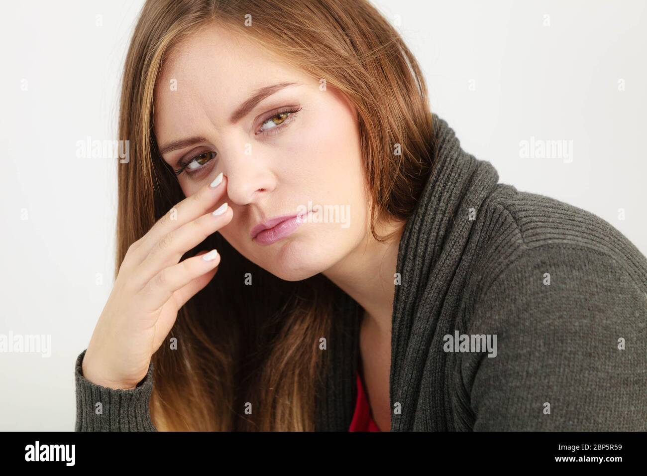 Très paintful de tête. Femme malsaine dans la douleur. Fort mal de Sharp. Banque D'Images