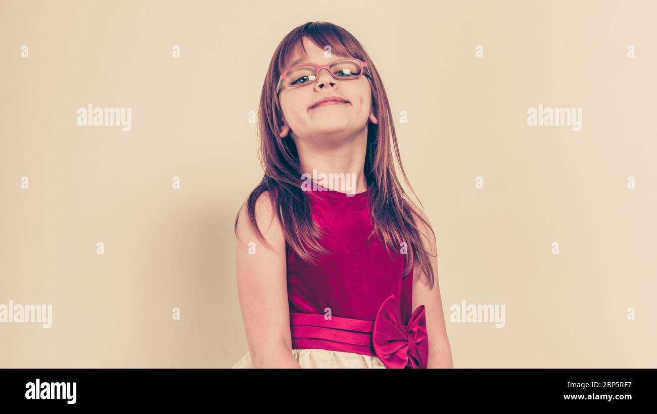 Charmante Petite Fille En Robe Princesse De Beaute Joli Sourire Mignon Femelle Enfant Photo Stock Alamy
