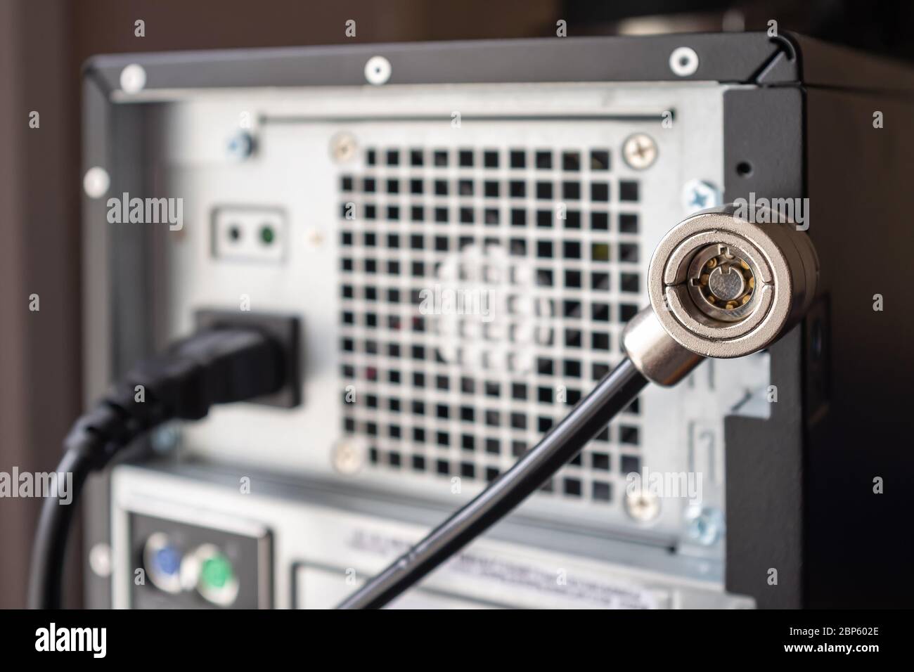 Un verrou de sécurité est installé sur l'ordinateur pour empêcher le vol et assurer la sécurité du matériel. Banque D'Images