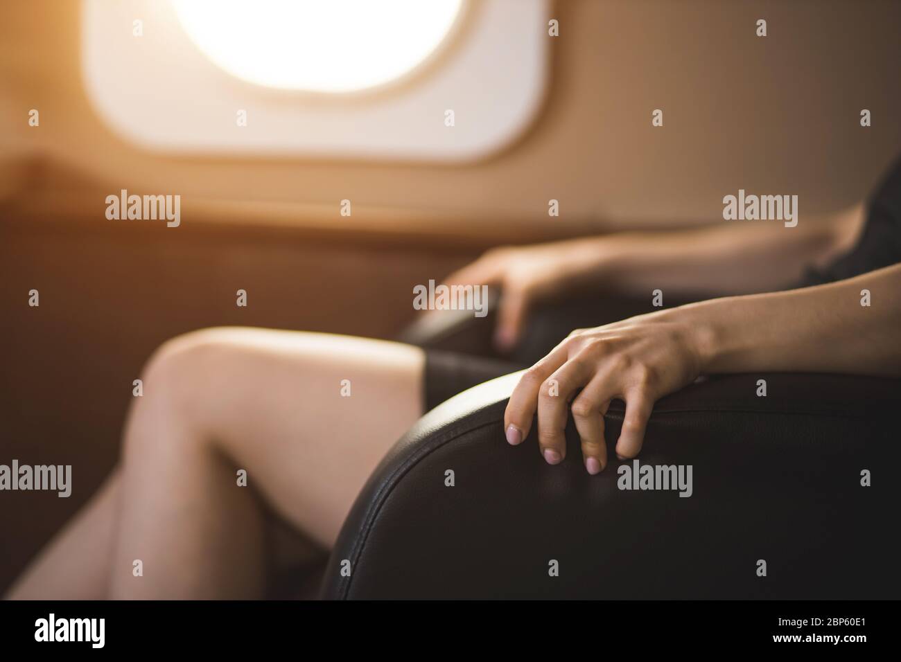 Photo courte d'une femme d'affaires avec peur de vol dans un jet privé. Foyer sélectif de la femme terrifiée assis encombrer les bras de la chaise en privé p Banque D'Images