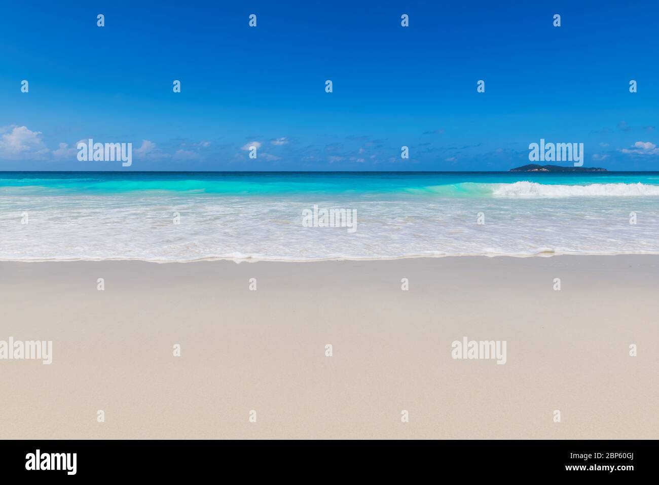 Vague de l'océan sur une plage de sable propre Banque D'Images