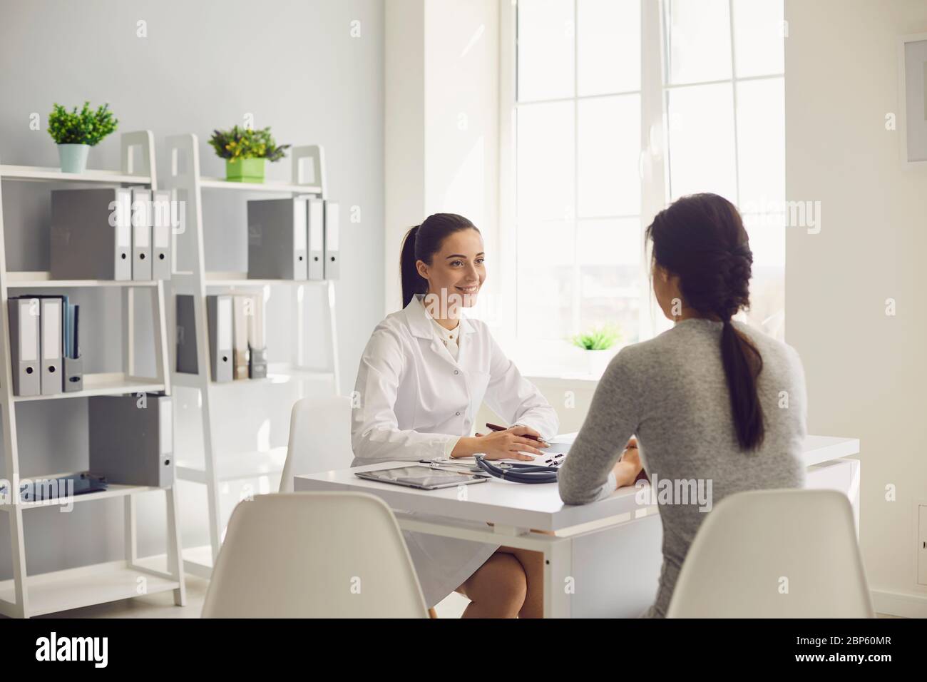 Médecin et patient en consultation au bureau de la clinique Photo Stock -  Alamy